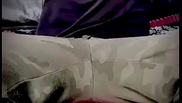 Heterosexual masturba su peque&ntilde_o pene que parece un cl&iacute_toris de putita y dedea su apretado culo virgen