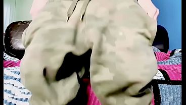 Heterosexual masturba su peque&ntilde_o pene que parece un cl&iacute_toris de putita y dedea su apretado culo virgen