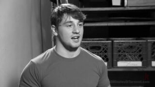 Le beau mec gay Scott Harbor baise son propre trou en action BDSM