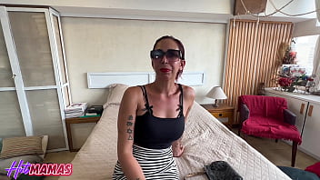 Sexo grupal com a MILF Naty Harper sentando na vara e muito mais