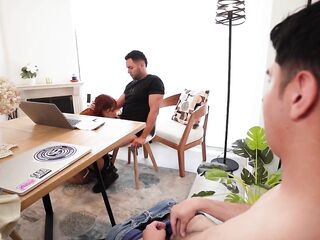 Joven caliente reta a su mejor amigo hacer un trío con su empleada de servicio - PORNO EN ESPAÑOL