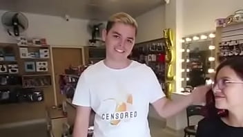 Joven youtuber celebra sus 100k teniendo un rato divertido en una tienda con su chica | elrojo