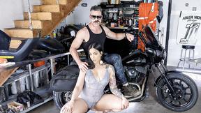 ”Bad Kittyyy - Am I Stunning?”