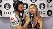 Katty Blake se atraganta con una banana bien rico