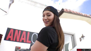 第一人称视角，少女贝拉·罗兰紧致的臀部被灌满精液，她丰满的天然乳房也随之晃动。