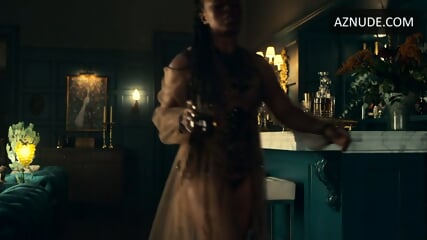 HORNY CHOCOLATE QUEEN SHOWING PUSSY