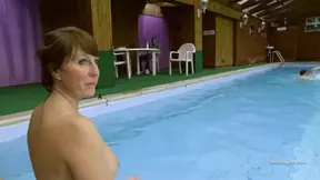 Skinny MILF Shelly licks pussy and boos while swimming