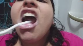 Cepillado intenso: espuma, lengua, dientes y detalles de mi boca.