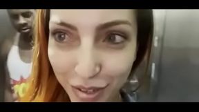 Vizinho safado, de pau duro no elevador de olho no meu rabo, n&atilde_o perdi a chance de sentar naquela rola gostosa. Johncoffeoficial