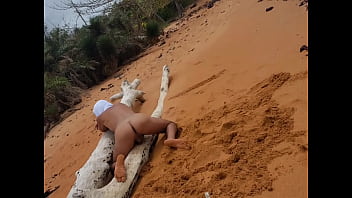 Ladysilva de 4 peladinha na praia querendo um macho para fuder o seu cuzinho guloso