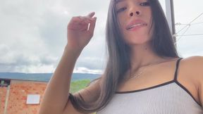 Big Ass Twerking Babe Winks at the Camera