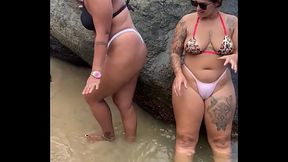 Ol&aacute_ somos as peludinhas fodendo na Praia