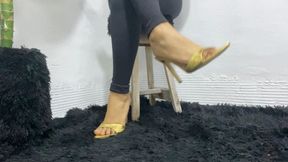 Beautiful Kendall keeps her high heels dangling off her feet (5)