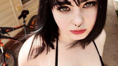 Barmfagre pige betalte med et dybt halsblowjob