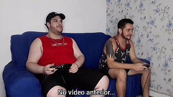 Apostando o Cu No Video Game e o Puto Saiu Daqui Vazando Leite - Parte 2 - Tava em casa cheio de tes&atilde_o e meu amigo meu aqui jogar, mas meu pau n&atilde_o abaixava