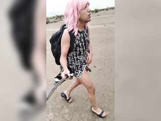 linda muñeca de pene pequeño se ve muy rica caminando en minivestido y sandalias con el ano muy cali