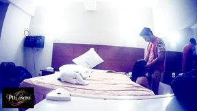 En el telo me la empieza a chupar y despu&eacute_s quiere que se la meta, pero alguien nos esp&iacute_a - SHORT (SIN CENSURA)