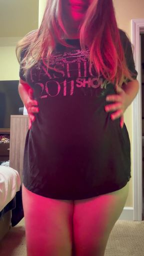 Amateur onlyfan exposes her juicy pussy on live cams