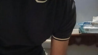 Vágatlan amerikai apa simogatja a nagy farkát a fürdőszobában, mielőtt robbanékony orgazmust