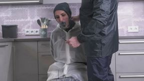 Miss Amira in Regenzeug (Regatta und transparent)