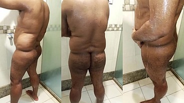 Gordinho passivo tomando banho