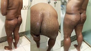 Gordinho passivo tomando banho