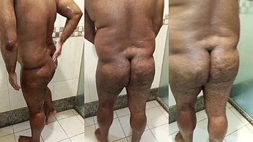 Gordinho passivo tomando banho