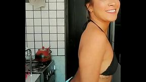 Safada da vizinha dan&ccedil_ando funk em casa