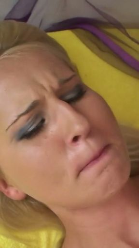 Loira amadora chama atencao do colega de quarto   Clip 1
