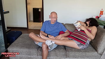 Folle a mi hijastra virgen mientras leia un libro