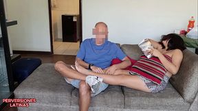 Folle a mi hijastra virgen mientras leia un libro