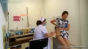 peeping chinese woman to go to the hospital for an injection.4_2