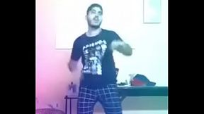 Monita asi&aacute_tica bailando