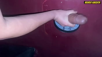 Batendo punheta pros tarados na casa de swing enquanto meu marido filma tudo
