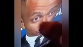 &bull_&bull_&bull_&bull_&bull_TV BITE N&bull_5 : Aujourd'_hui je bande comme un cochon, alors je zappe les cha&icirc_nes, et je tombe sur du Sport....super, y'_a une interview de c&eacute_l&egrave_bre joueur.....putain toi tu vas recevoir ma bite