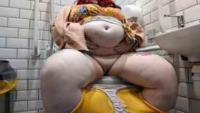 BBW Toilet voyeurism! Spying once again on BBW Daisy's pees in the disabled toilets