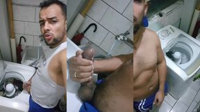 fui lavar roupas na lavanderia e lembrou das roladas que levou no cuzinho logo cedo e gozou na punheta