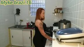 covidei a nicole romanoff para ir na minha casa e ela aceitou e foi faser o jantar so k eu nau resestir de ver ela tao bonita na conzi nua e covidei ela para nos transar premeiro depois ela termina