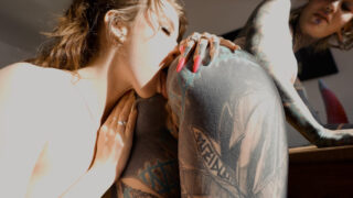 छोटे स्तनों वाली गॉथिक लेस्बियन ईडन आइवी, अनुष्कात्ज़ और लिली लू गुदा से मुँह तक लंड ले रही हैं