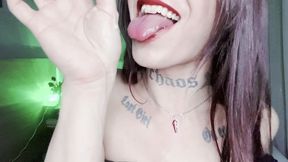 transgirl arya santana brincando com os pezinhos e se masturbando com um brinquedo - ela bebe o proprio leite !