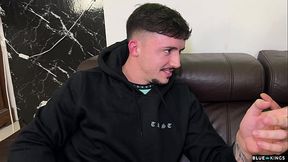 Flaca guarra se folla uno por a uno a todos sus compis de piso y termina llena de leche en un gang bang con todos. Doble vaginal