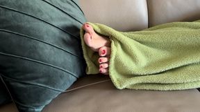 SEXY TOES WITH RED NAIL POLISH PEEKING UNDER THE BLANKET - MOV HD