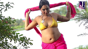 শাড়িতে বাঙ্গালী নারী