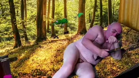 Een zwoele nimf verleidt twee mannen voor een wilde buitensex sessie.