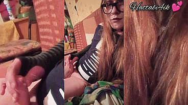 Сучька фембой писает на себя брызги спермы с мочой грязная шлюха