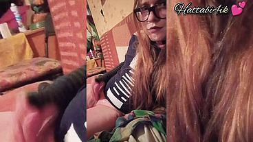 Сучька фембой писает на себя брызги спермы с мочой грязная шлюха