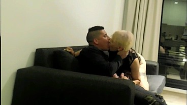 MI HERMANASTRA TRAE A SU NUEVO NOVIO Y LE DIMOS ESPECTACULAR COJIDA ENTRE LAS DOS