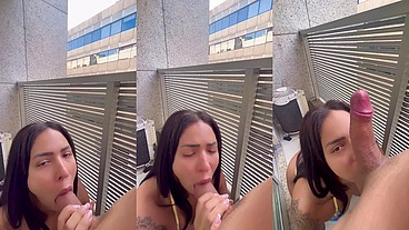 Fazendo garganta profunda na varanda e bebendo leite igual uma puta