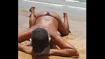 Ladysilva crossdress na praia bronzeando sua bunda gostosa