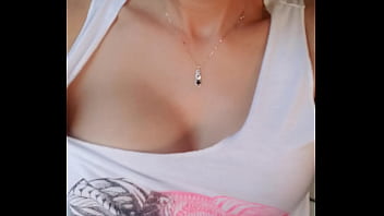Pour mon arriv&eacute_e en vacances petite exib de mes jolis seins